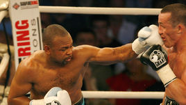 Рой ДЖОНС в поединке с Денисом ЛЕБЕДЕВЫМ.