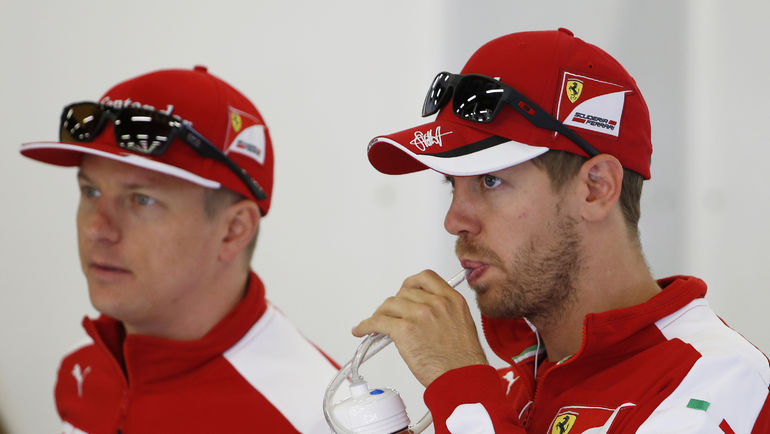Кими РАЙККОНЕН (слева) продолжит выступать вместе с Себастьяном ФЕТТЕЛЕМ. Фото REUTERS