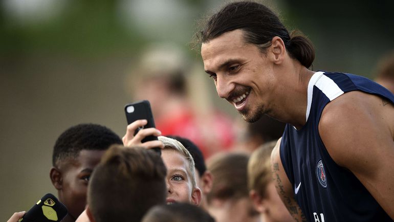 Златан ИБРАГИМОВИЧ и юные любители селфи со звездой. Фото AFP