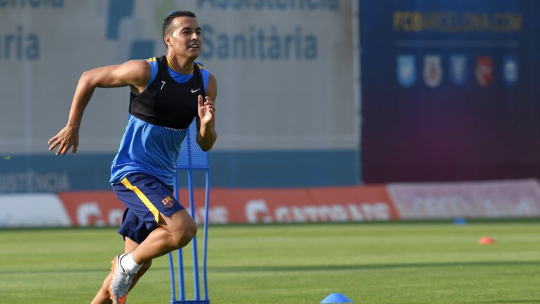 ПЕДРО предпочел красным цветам синие. Фото AFP