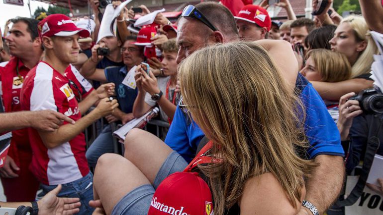 Болельщика упала в обморок во время автограф сессии Себастьяна ФЕТТЕЛЯ перед