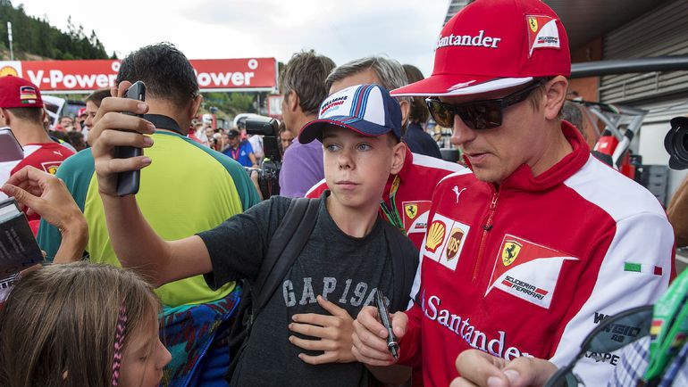 Кими РАЙККОНЕН на автограф-сессии перед