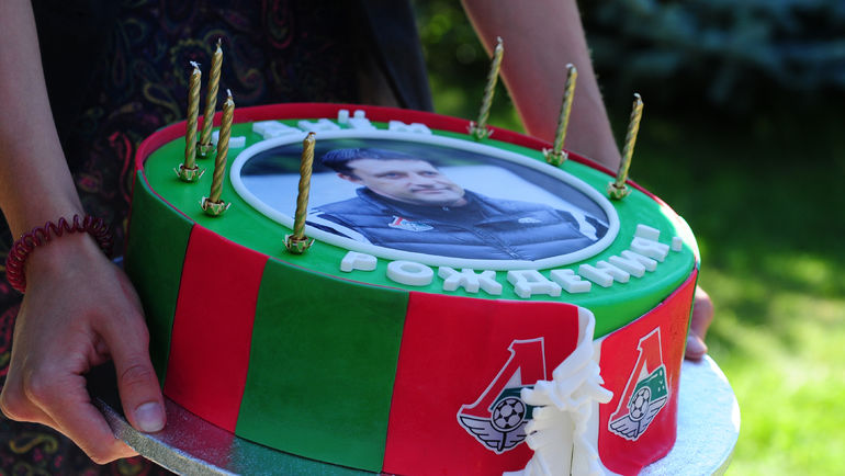 Торт для Игоря Черевченко. Фото Никита УСПЕНСКИЙ,