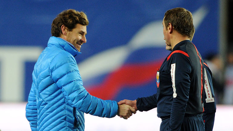 Андре ВИЛЛАШ-БОАШ благодарит за хорошее судейство Александра ЕГОРОВА и его бригаду. Фото Алексей ИВАНОВ,