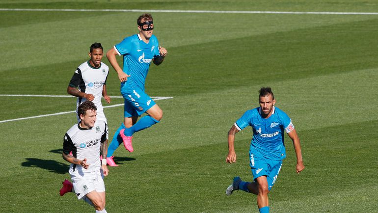 Несмотря на все усилия ДАННИ (справа) и Артема ДЗЮБЫ (второй справа)