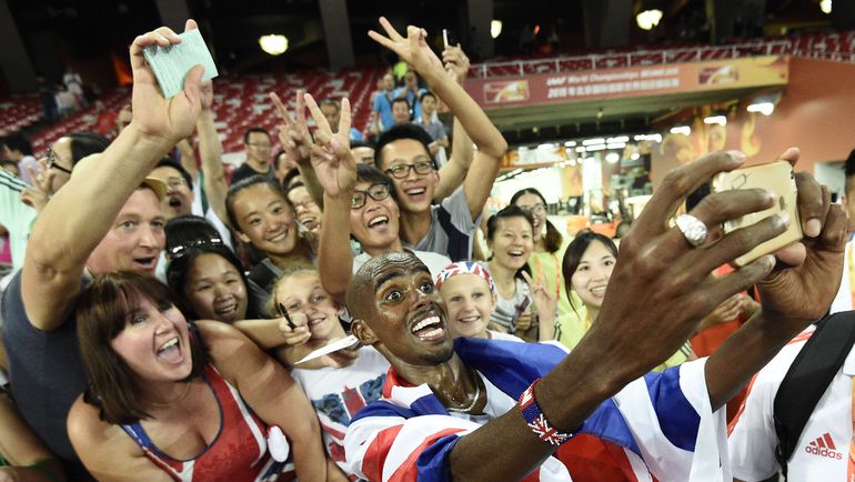 Мо ФАРА: селфи с болельщиками после победы. Фото AFP
