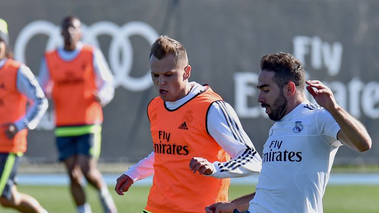 Денис ЧЕРЫШЕВ (слева) пытается отобрать мяч у Даниэля КАРВАХАЛЯ. Фото AFP