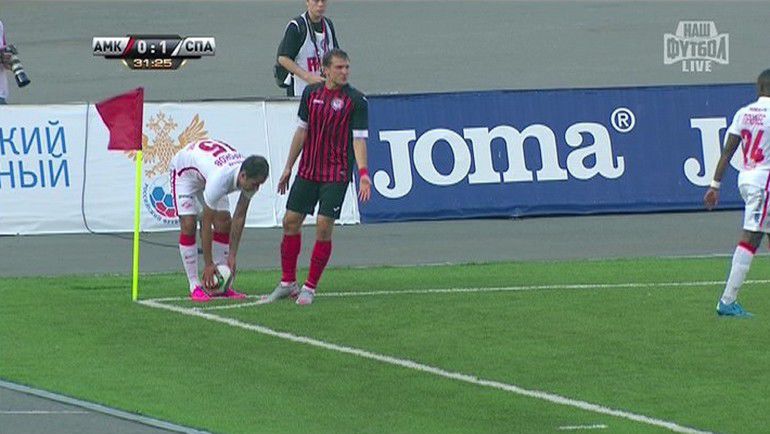 ...Роман ШИРОКОВ совершает нарушение... Фото НТВ-плюс