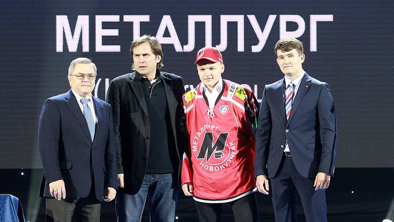 Кирилл КАПРИЗОВ (третий слева). Фото photo.khl.ru