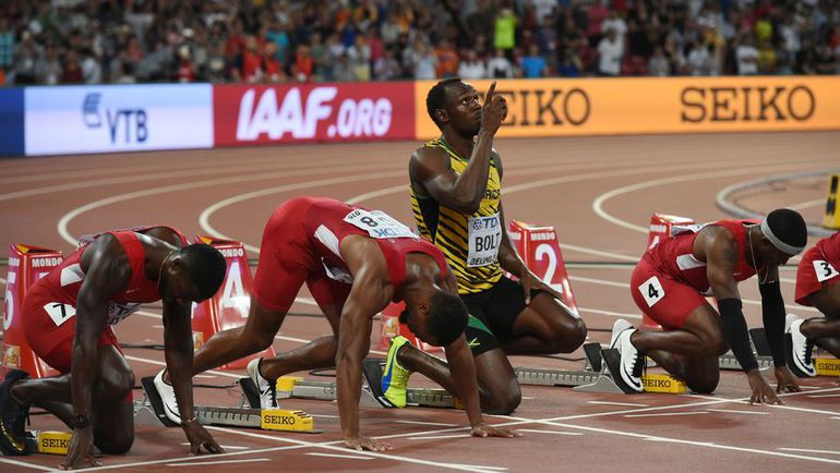 Усэйн БОЛТ и его соперники перед стартом. Фото AFP
