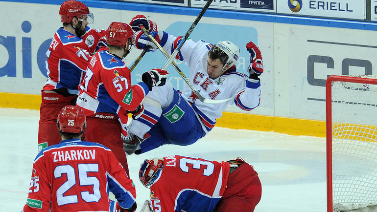 Весна 2015 года. Жаркая битва между СКА и ЦСКА в полуфинале Кубка Гагарина. В новом сезоне эпическое противостояние двух армейских команд начнется с первого же дня. Фото Алексей ИВАНОВ,