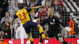 21 апреля. Ливерпуль. "Ливерпуль" - "Арсенал" - 4:4. Андрей АРШАВИН оформляет покер в ворота Пепе РЕЙНЫ.