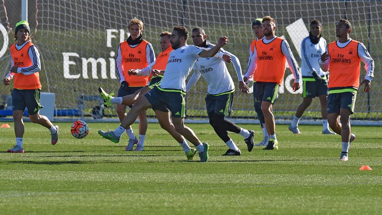 Денис ЧЕРЫШЕВ (третий слева) на тренировке