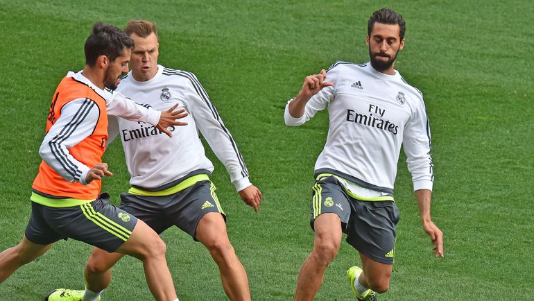 Денис ЧЕРЫШЕВ (в центре) против ИСКО (слева) и Даниэля КАРВАХАЛЯ. Фото AFP