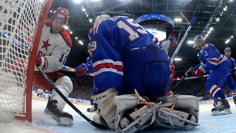 Уверенная в целом игра голкипера Микко КОСКИНЕНА не спасла питерцев от первого поражения в сезоне. Фото Юрий КУЗЬМИН, photo.khl.ru