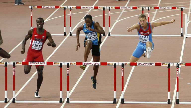 Вторник. Пекин. Денис КУДРЯВЦЕВ (справа) выигрывает первую российскую медаль на чемпионате мире-2015. Фото AFP