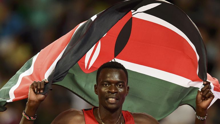 Вторник. Пекин. Сенсационный чемпион мира на дистанции 400 метров с барьерами Николас БЭТТ. Фото REUTERS