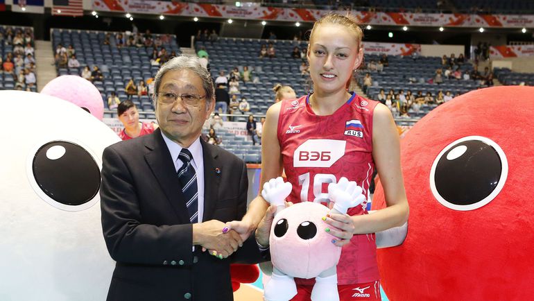 Ксения ИЛЬЧЕНКО с призом лучшему игроку матча. Фото fivb.org