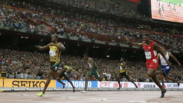 Четверг. Пекин. Усэйн БОЛТ не дает шансов Джастину ГЭТЛИНУ. Фото REUTERS