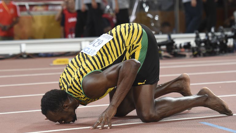 Четверг. Пекин. Семь лет назад Усэйн БОЛТ уже целовал дорожку пекинского стадиона – только в ходе Олимпиады. Фото REUTERS