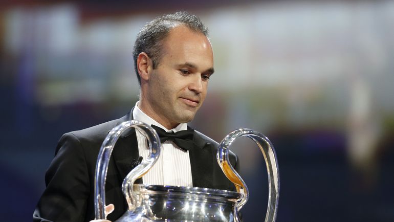 Андрес ИНЬЕСТА с Кубком чемпионов. Фото AFP
