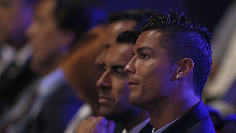 КРИШТИАНУ РОНАЛДУ и его агент Жорже МЕНДЕШ. Фото AFP