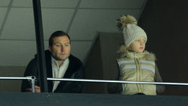 Управляющий директор МХЛ Алексей МОРОЗОВ (слева) уже не сможет стать примером для сына Никиты в качестве действующего игрока.