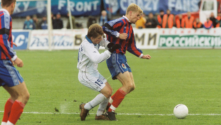 2000 год. Зенитовский дебютант Андрей АРШАВИН (№15) против армейца Юриса ЛАЙЗАНСА. Фото Вячеслав ЕВДОКИМОВ, ФК