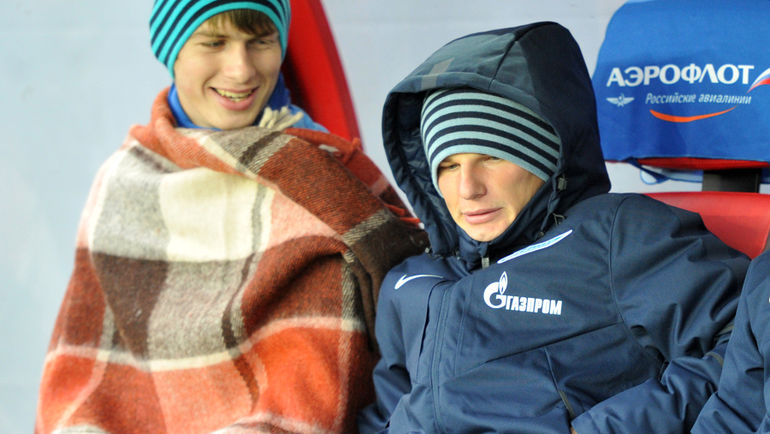 2014 год. Зенитовский ветеран Андрей АРШАВИН (справа) смотрит за игрой с ЦСКА со скамейки запасных. Фото Татьяна ДОРОГУТИНА