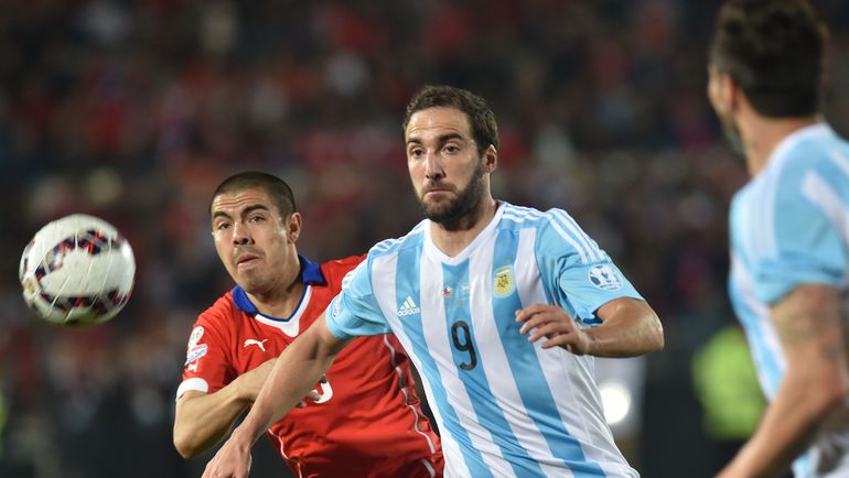 Гонсало ИГУАИН (в центре) пока останется игроком