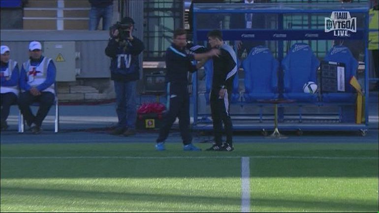 Атака Андре ВИЛЛАШ-БОАША на резервного судью Ивана САРАЕВА. Фото