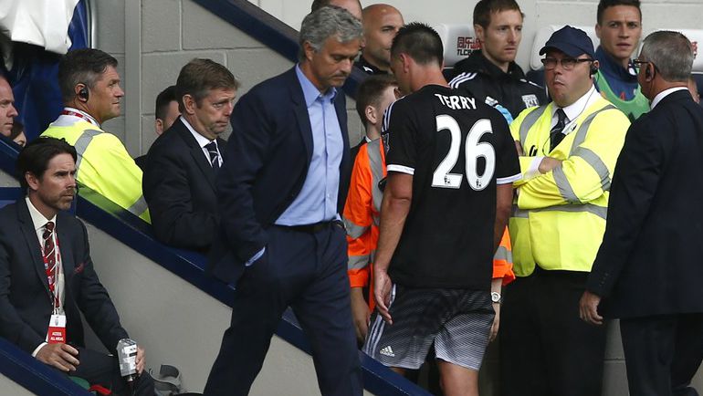 Жозе МОУРИНЬЮ и Джон ТЕРРИ. Фото AFP