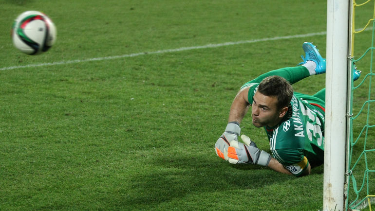 90+1-я минута. Игорь АКИНФЕЕВ отражает пенальти. Фото Виталий ТИМКИВ