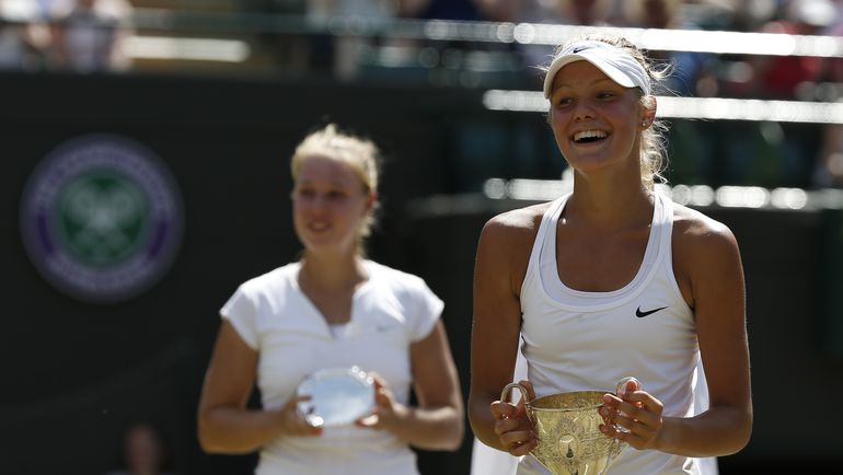 Софья ЖУК (справа) и Анна БЛИНКОВА сыграли между собой в финале юниорского Уимблдонсого турнира-2015. Фото AFP