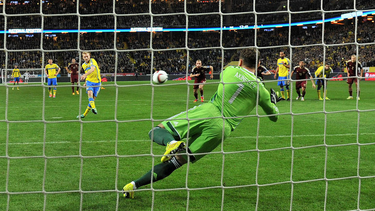 9 октября 2014 года. Стокгольм. Швеция - Россия - 1:1. Игорь АКИНФЕЕВ отражает пенальти Себастьяна ЛАРССОНА. Златан Ибрагимович ту игру пропустил. Фото Алексей ИВАНОВ,