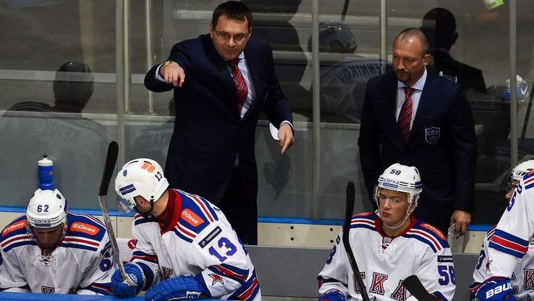 Андрей НАЗАРОВ со своими подопечными. Фото Сергей Федосеев, ХК СКА/SKA.RU