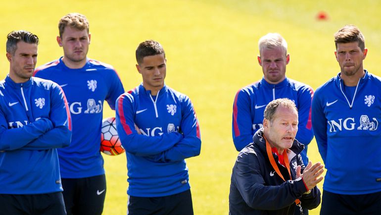 2 сентября. Амстердам. Новый главный тренер сборной Голландии Данни БЛИНД обращается к своим подопечным. Фото AFP