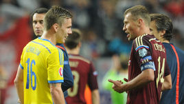 9 октября 2014 года. Стокгольм. Швеция - Россия - 1:1. Одноклубники по ЦСКА швед Понтус ВЕРНБЛУМ и россиянин Василий БЕРЕЗУЦКИЙ.