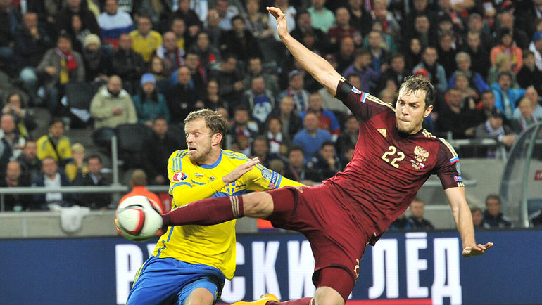9 октября 2014 года. Стокгольм. Швеция - Россия - 1:1. Нападающий сборной России Артем ДЗЮБА против защитника шведов Микаэля АНТОНССОНА. Фото Алексей ИВАНОВ,