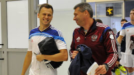 2 сентября. Химки. Денис ЧЕРЫШЕВ (слева) перед тренировкой сборной России вместе с тренером Сергеем ОВЧИННИКОВЫМ.