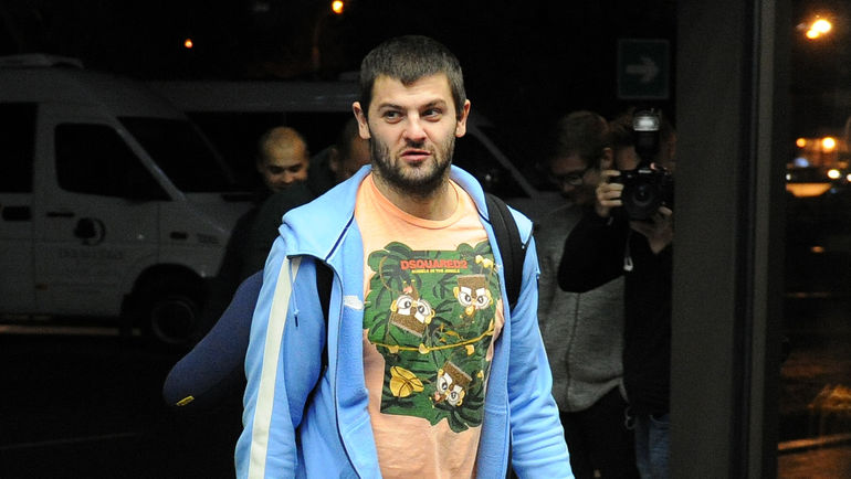 Вчера. Москва. Хоккеист ЦСКА Александр РАДУЛОВ заселяется в отель чуть раньше, чем шведские футбольные звезды. Фото Алексей ИВАНОВ,