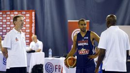 Главный тренер сборной Франции Венсан КОЛЛЕ (слева) и капитан команды Тони ПАРКЕР намерены защитить свой титул.