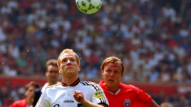 16 июня 1996 года. Манчестер. Германия - Россия - 3:0. Матиас ЗАММЕР уходит от Игоря КОЛЫВАНОВА. Фото Александр ФЕДОРОВ,