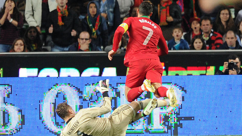 7 июня 2013 года. Лиссабон. Португалия - Россия - 1:0. Криштиану РОНАЛДУ против Игоря АКИНФЕЕВА. Фото Алексей ИВАНОВ,