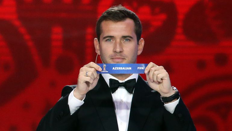 25 июля 2015 года. Санкт-Петербург. Жеребьевка отборочного турнира ЧМ-2018. Вне футбольного поля Александр КЕРЖАКОВ привыкает к свету софитов. Фото REUTERS