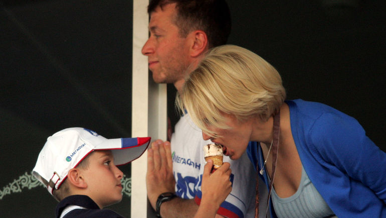 12 июня 2004 года. Фару. Испания - Россия - 1:0. Роман АБРАМОВИЧ с семьей. Фото REUTERS