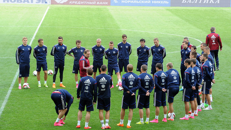 Главный тренер сборной России Леонид СЛУЦКИЙ и его команда. Фото Алексей ИВАНОВ,