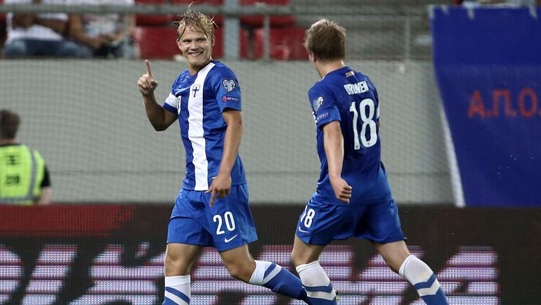 Пирей. Греция - Финляндия - 0:1. 75-я минута. Автора гола Йоэля ПОХЬЯНПАЛО (20) поздравляет Йере УРОНЕН. Фото AFP