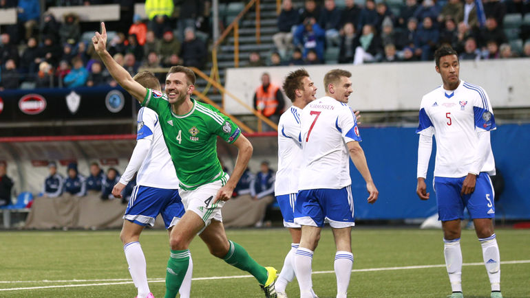 Торсхавн. Фарерские острова - Северная Ирландия - 1:3. 12-я минута. Защитник Гарет МАКОЛИ (4) открыл счет в матче. Фото REUTERS