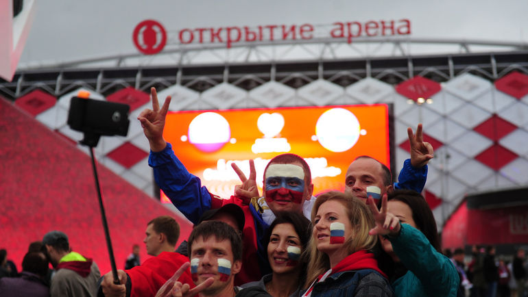 Суббота. Москва. Россия - Швеция - 1:0. Болельщики объединились вокруг сборной, и она их за это отблагодарила. Фото Алексей ИВАНОВ,